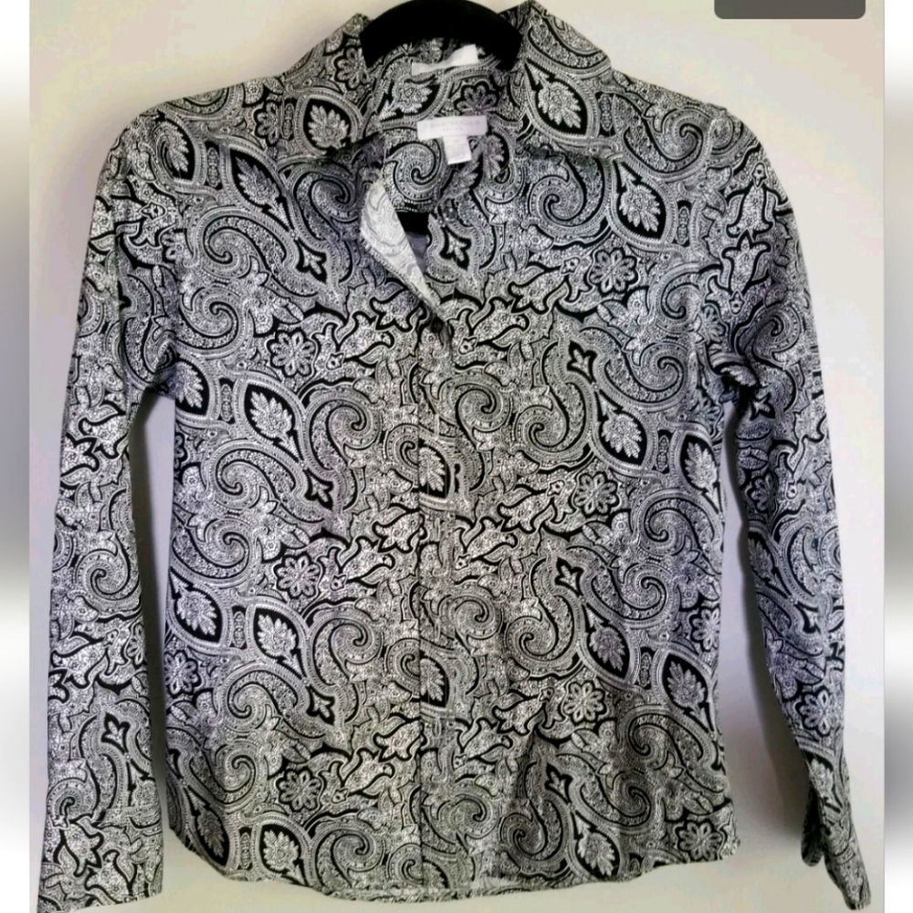 White Paisley Button Up Top Size 2P Cotton blend. Like new no flaws. Condition i